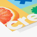 Detailaufnahme eines farbig bedruckten Frontlit PVC-Banners mit glatter Struktur – robuste Werbeplane von Printmondo für den Innen- und Außeneinsatz.