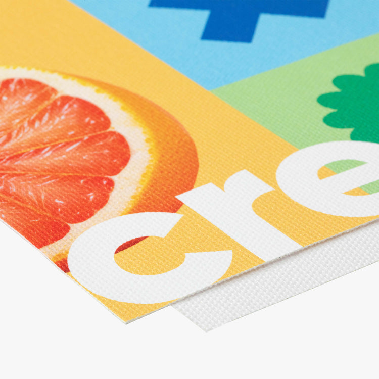 Detailaufnahme eines farbig bedruckten Frontlit PVC-Banners mit glatter Struktur – robuste Werbeplane von Printmondo für den Innen- und Außeneinsatz.