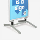 Gehwegschilder mit Schwenkfuss Detailbild Füße