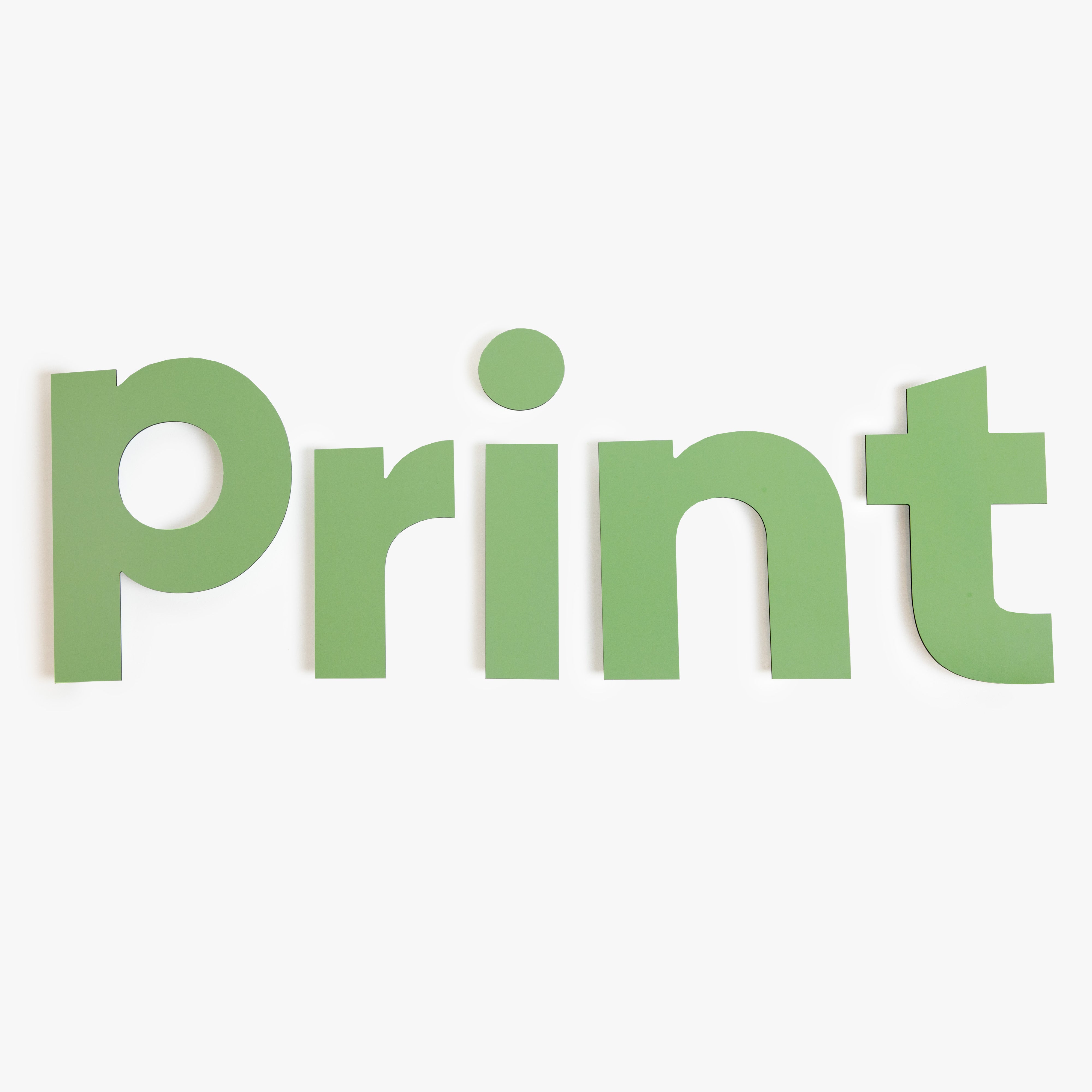 Grüne 3D-Buchstaben bilden das Wort „print“ und liegen freigestellt auf weißem Hintergrund. Die dekorativen Buchstaben eignen sich als Wandgestaltung oder für kreative Beschriftung im Büro- oder Ladenbereich.