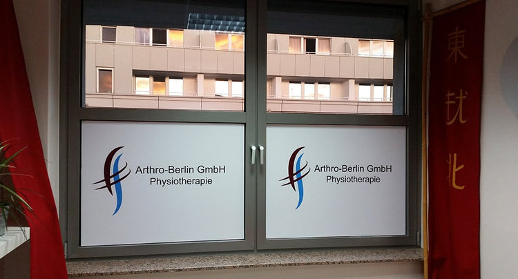 Bespiel für langlebige Premium-Aufkleber- Scheibe eienr Arztpraxis