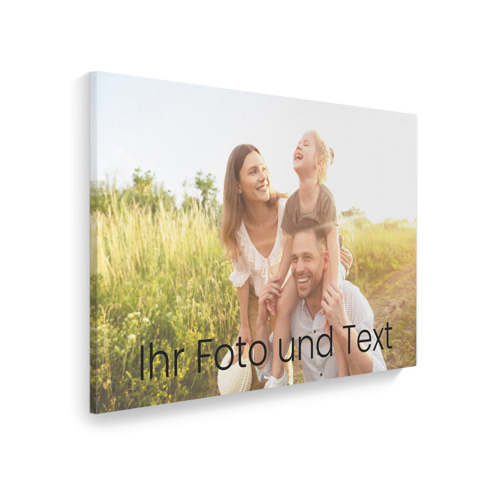 Lächelnde Familie mit Kind auf den Schultern des Vaters bei Sonnenuntergang auf einer Wiese – personalisierte Leinwand mit eigenem Foto und Wunschtext.
