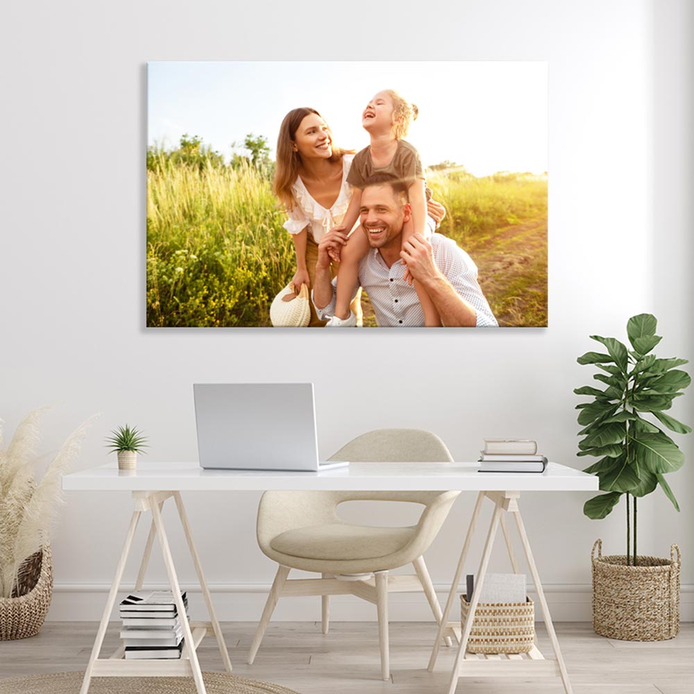 Leinwand rechteckig selbst gestalten - Beispiel Familienfoto über einem Schreibtisch im Büro.