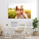Leinwand rechteckig selbst gestalten - Beispiel Familienfoto über einem Schreibtisch im Büro.