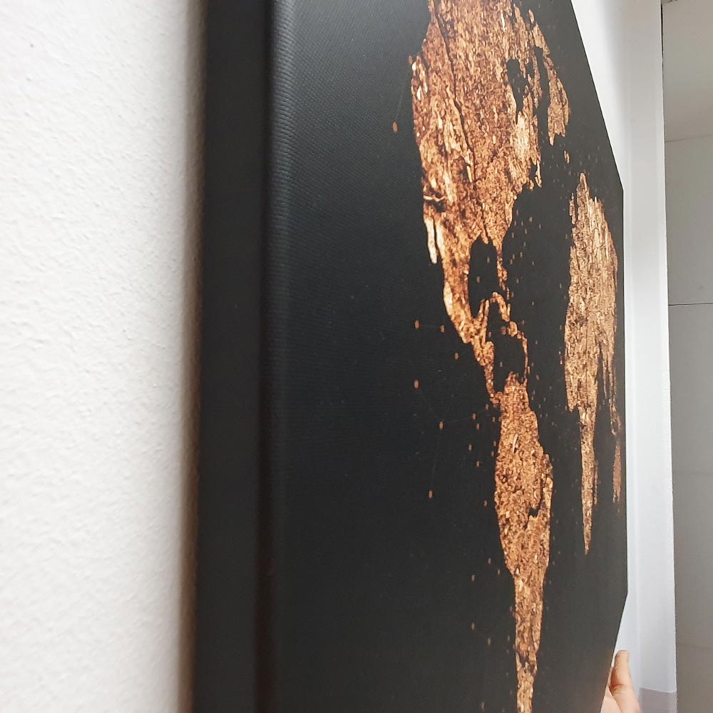 Leinwandbild "Grunge Weltkarte" in schwarz und gold. Detailansicht von der Seite.