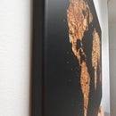 Leinwandbild "Grunge Weltkarte" in schwarz und gold. Detailansicht von der Seite.