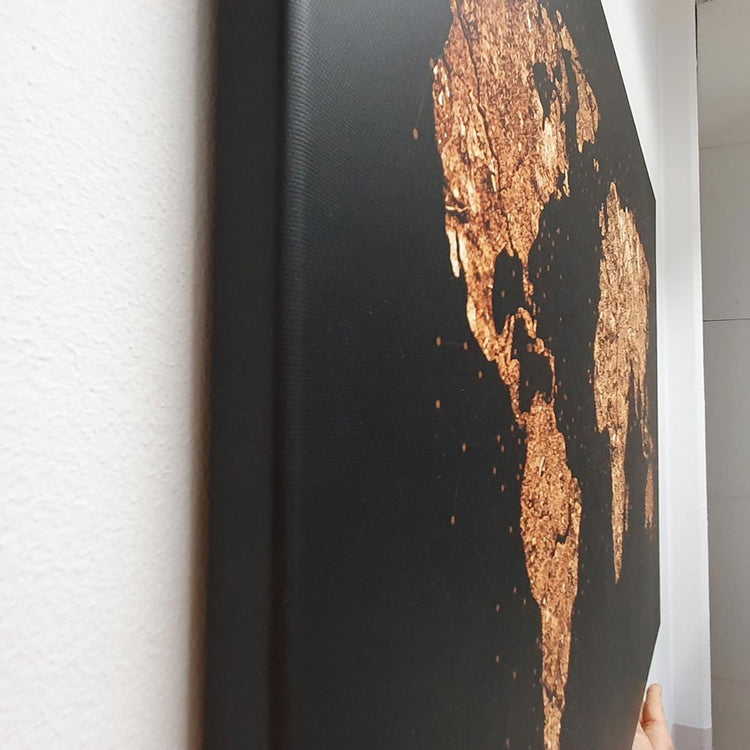 Leinwandbild "Grunge Weltkarte" in schwarz und gold. Detailansicht von der Seite.
