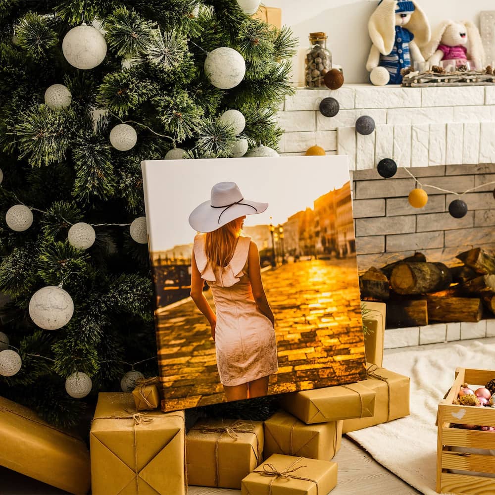 Stilvolles Leinwandbild mit einer Frau im Sonnenuntergang als besonderes Weihnachtsgeschenk,