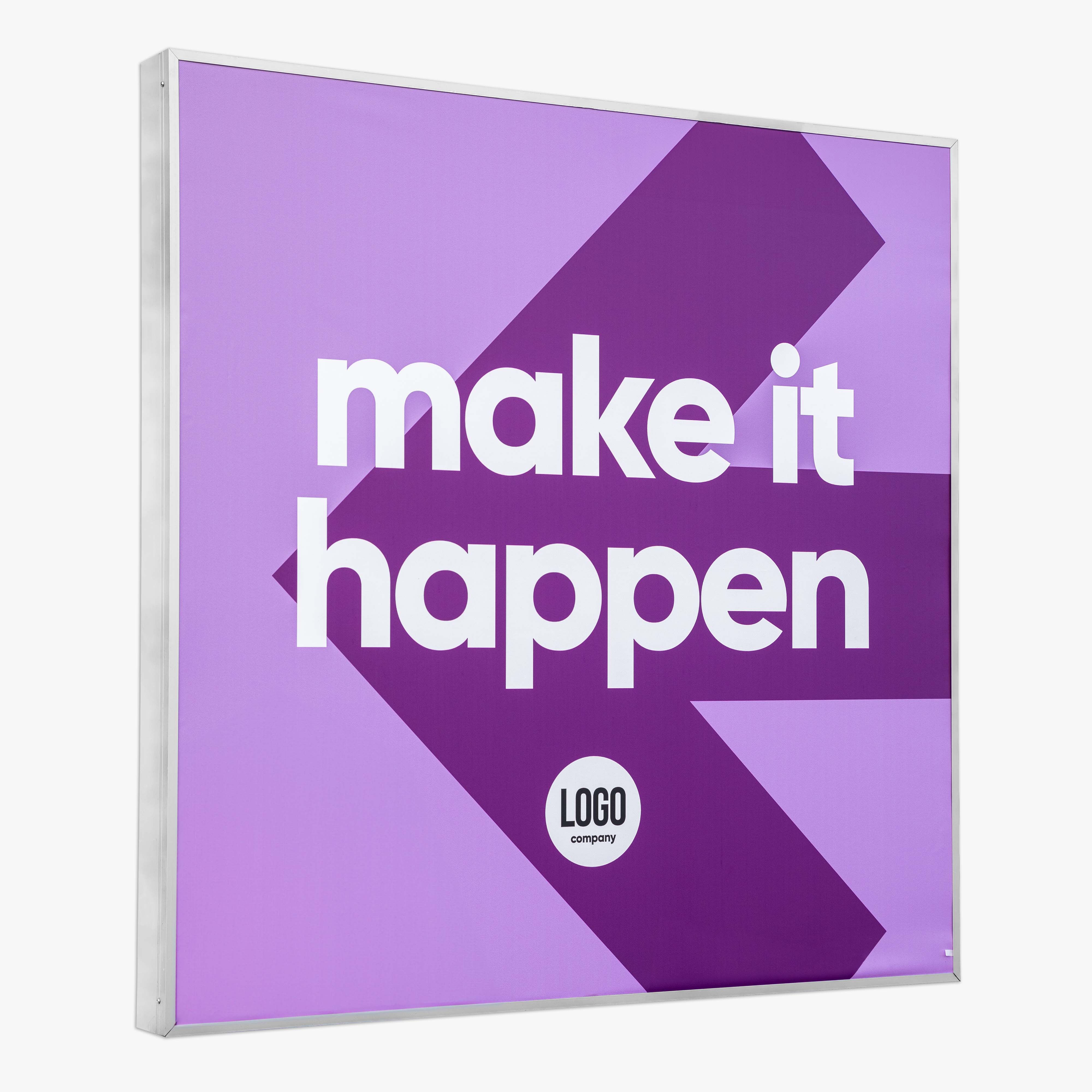 Ein leuchtender Werberahmen zeigt das Motiv „Make it happen“ in kräftigem Weiß auf lila Hintergrund mit einem auffälligen Pfeildesign. Unten ist ein rundes Logo platziert – ideal für inspirierende Markenbotschaften und moderne Werbeflächen.