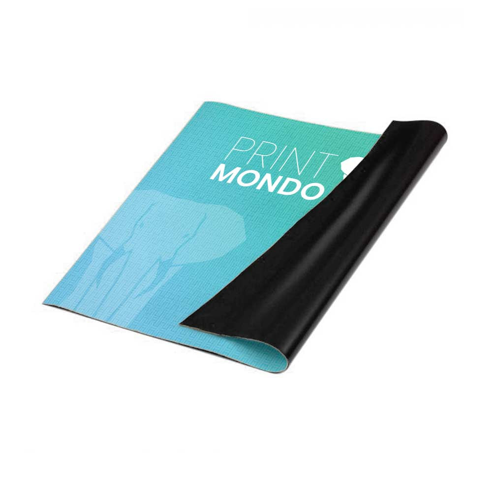 Das Bild zeigt eine Detailansicht einer bedruckten Folie mit dem Logo "PRINT MONDO" und einem Elefantenmotiv. Die Folie wird teilweise abgerollt, wobei der schwarze Teil aufgerollt ist. Der Hintergrund ist in Blau- und Grüntönen gehalten.