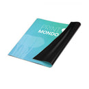 Das Bild zeigt eine Detailansicht einer bedruckten Folie mit dem Logo "PRINT MONDO" und einem Elefantenmotiv. Die Folie wird teilweise abgerollt, wobei der schwarze Teil aufgerollt ist. Der Hintergrund ist in Blau- und Grüntönen gehalten.