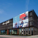 beispielbild einer Meshplane mit eigenem Motiv bedruckt, großflächig an Hausfassade 