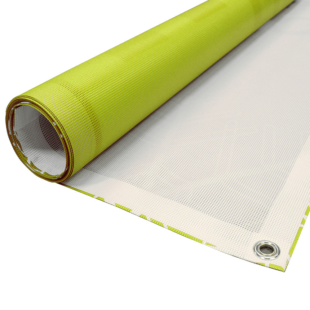 Detailbild Material Mesh mit verstärktem Saum und Öse. Ansicht von der Rückseite und grünem Beispieldruck.