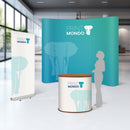 Beispielfoto des Messe-Sets Small mit Messedisplay Magnetic Curved S, einem RollUp Classic Premium und einer Messetheke Professional Original M bei Werbecenter-Berlin.