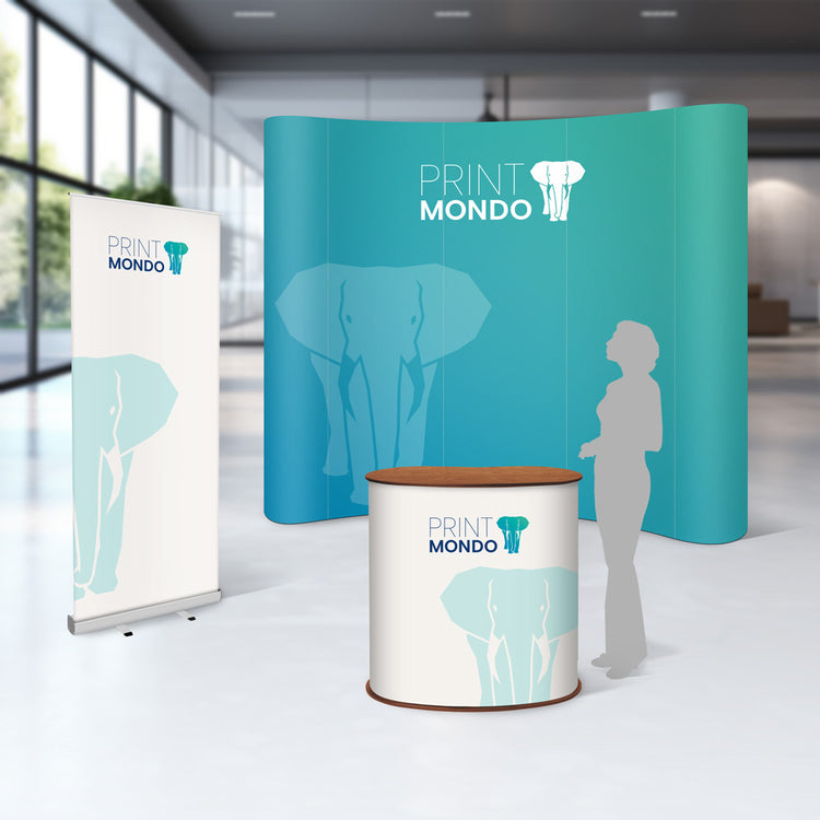 Beispielfoto des Messe-Sets Small mit Messedisplay Magnetic Curved S, einem RollUp Classic Premium und einer Messetheke Professional Original M bei Werbecenter-Berlin.
