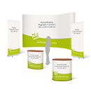 Messe-Set Premium, bestehend aus einem Messedisplay Magnetic Curved L, zwei RollUps Classic Premium und zwei Messetheken Professional Original M bei PrintMondo. Hier mit einem Beispieldruck in weiss und türkis mit dem Print Mondo Elefanten Logo in blau.