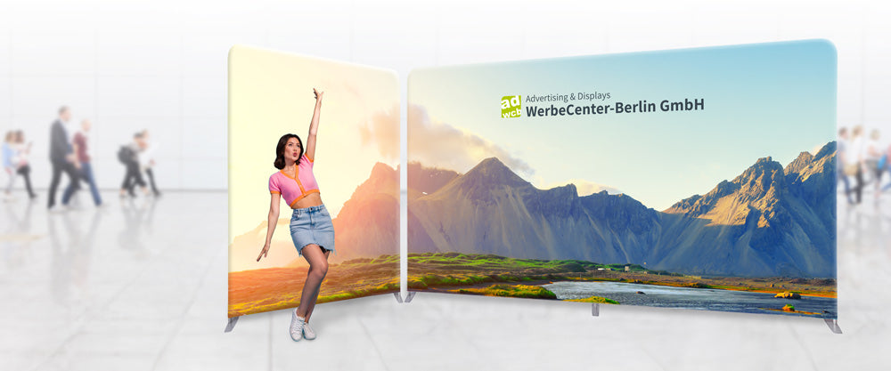 Messedisplay Zipper Wall Straight Basic mit Person im Vordergrund als Grössenvergleich-WerbeCenter-Berlin