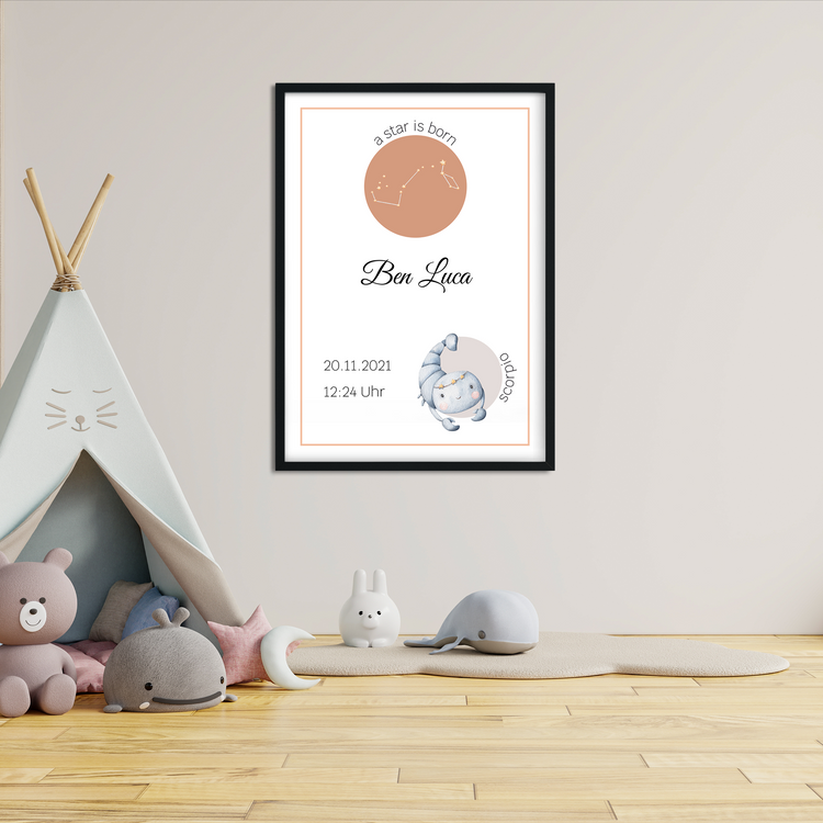 Poster personalisieren mit Sternzeichen Beispiel Skorpion. Hier an der Wand in einem Kinderzimmer.