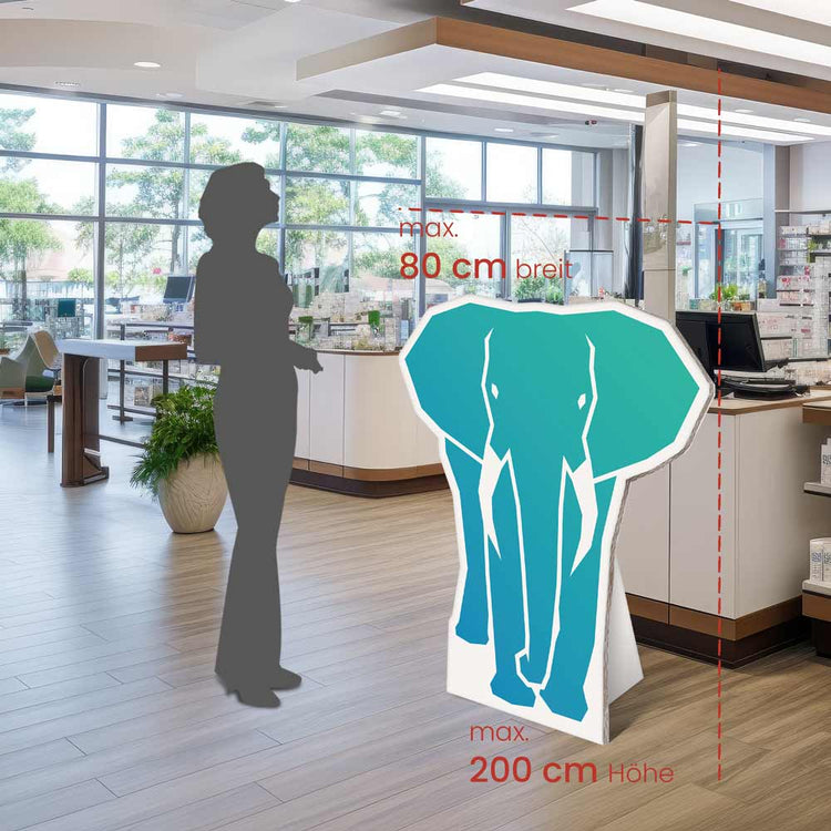 Die Pappfigur erhalten Sie aktuell in 4 Maßen. Das größte maß von 80 x 200cm ist hier im Größenvergleich mit einer Schattenperson dargestellt.