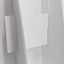 Die Rückenstütze der Pappfigur ist ein einfaches Klemmsystem aus Papierplatten und Klettband. Hier ein Detailbild wenn es aufgebaut ist.