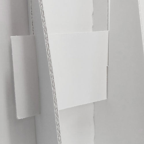 Die Rückenstütze der Pappfigur ist ein einfaches Klemmsystem aus Papierplatten und Klettband. Hier ein Detailbild wenn es aufgebaut ist.