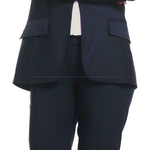 Die Pappfiguren werden ab einer Höhe von 100cm gefaltet für den Versand. Diese Falzung wird auf dem Display später sichtbar sein. Hie rein Detailbild der Falz.