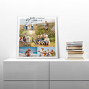 Personalisierte Leinwand mit einer Familienfoto-Collage und dem Spruch „Familie ist wo das Leben beginnt und Liebe niemals endet“, dekorativ auf einem Sideboard platziert.