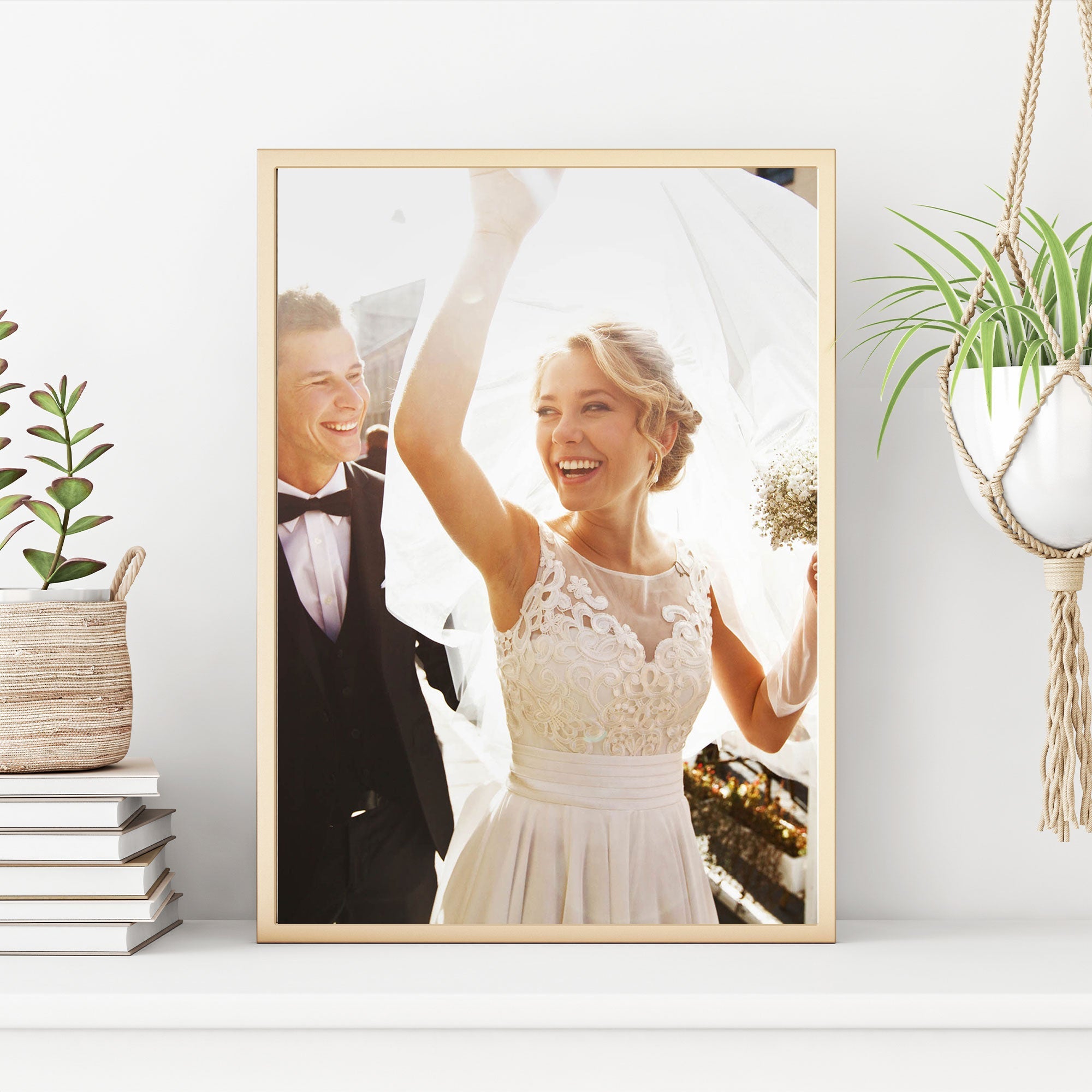 Strahlendes Hochzeitspaar – gerahmtes Hochzeitsfoto als stilvolle Wanddekoration.