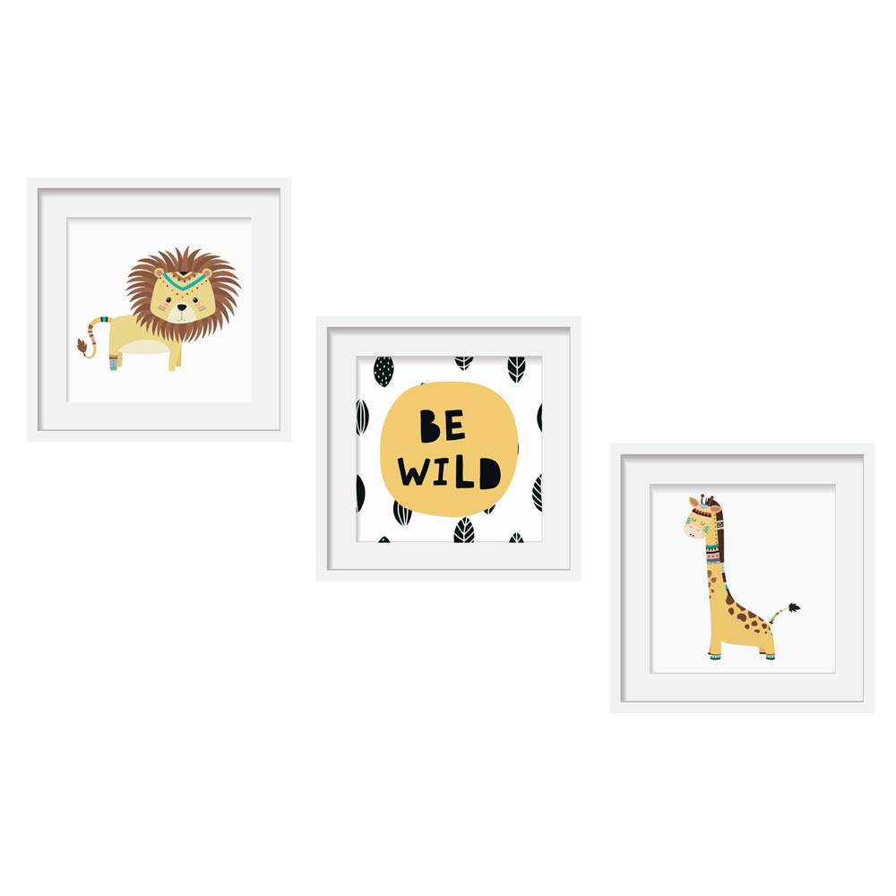 Drei niedliche Kinderzimmer-Bilder mit Löwe, Giraffe und Be Wild-Schriftzug. Perfekte Wanddekoration für ein verspieltes und modernes Kinderzimmer.