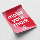 Ein modernes Poster mit dem motivierenden Slogan „Make your mark“ in Weiß auf einem roten Hintergrund mit pinken Akzenten. Das Posterdesign enthält ein rundes Logo und eine Webadresse und eignet sich ideal für Werbe- oder Markenkommunikation.
