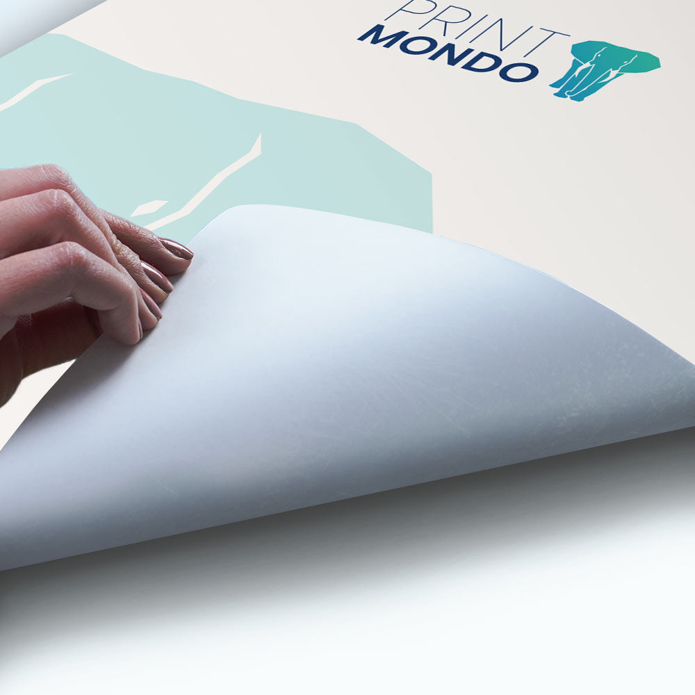 Ein Poster im Detail vor weissem Untergrund, mit Vorder und Rückansicht. Gehalten von einer Hand. Mit Beispieldruck in weiss, türkis und blau mit dem Print Mondo Elefanten Logo.
