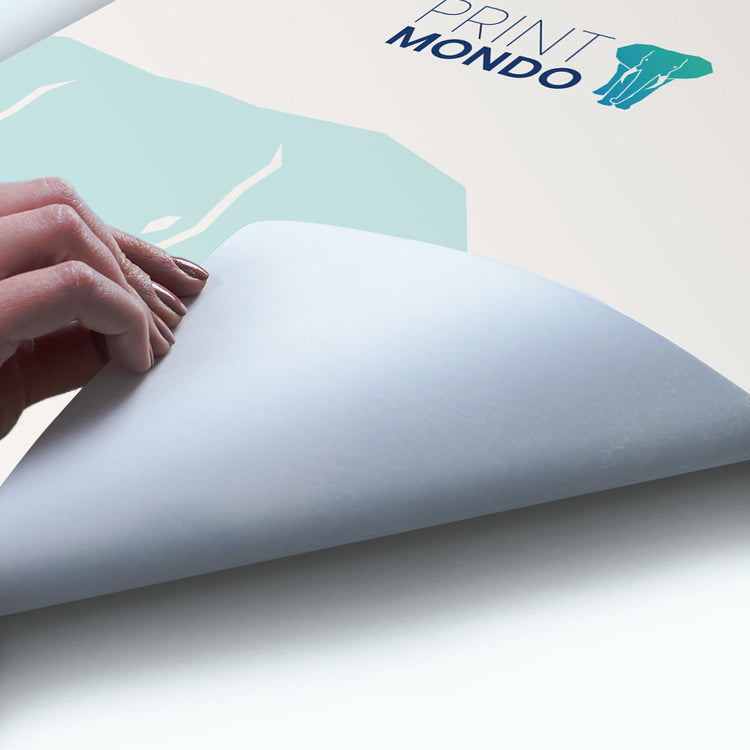 Nahaufnahme einer Hand, die das hintere Cover eines Plakats mit dem Logo von PRINT MONDO und einem Elefantenmotiv abzieht.