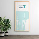 Posterpapier in festen Formaten und verschiedenen Materialien, wasserfest oder für den Innenbereich wählbar.Ein Poster im Hoch-Format vor weissem Untergrund. Mit Beispieldruck in weiss, türkis und blau mit dem Print Mondo Elefanten Logo in einem Bilderrahmen neben einer Zimmerpflanze.