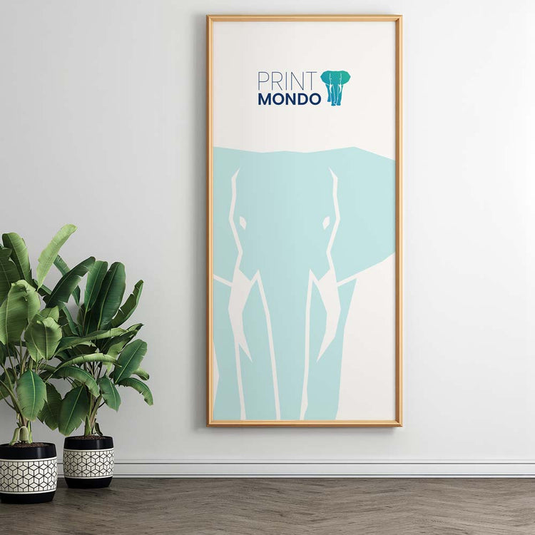 Posterpapier in festen Formaten und verschiedenen Materialien, wasserfest oder für den Innenbereich wählbar.Ein Poster im Hoch-Format vor weissem Untergrund. Mit Beispieldruck in weiss, türkis und blau mit dem Print Mondo Elefanten Logo in einem Bilderrahmen neben einer Zimmerpflanze.