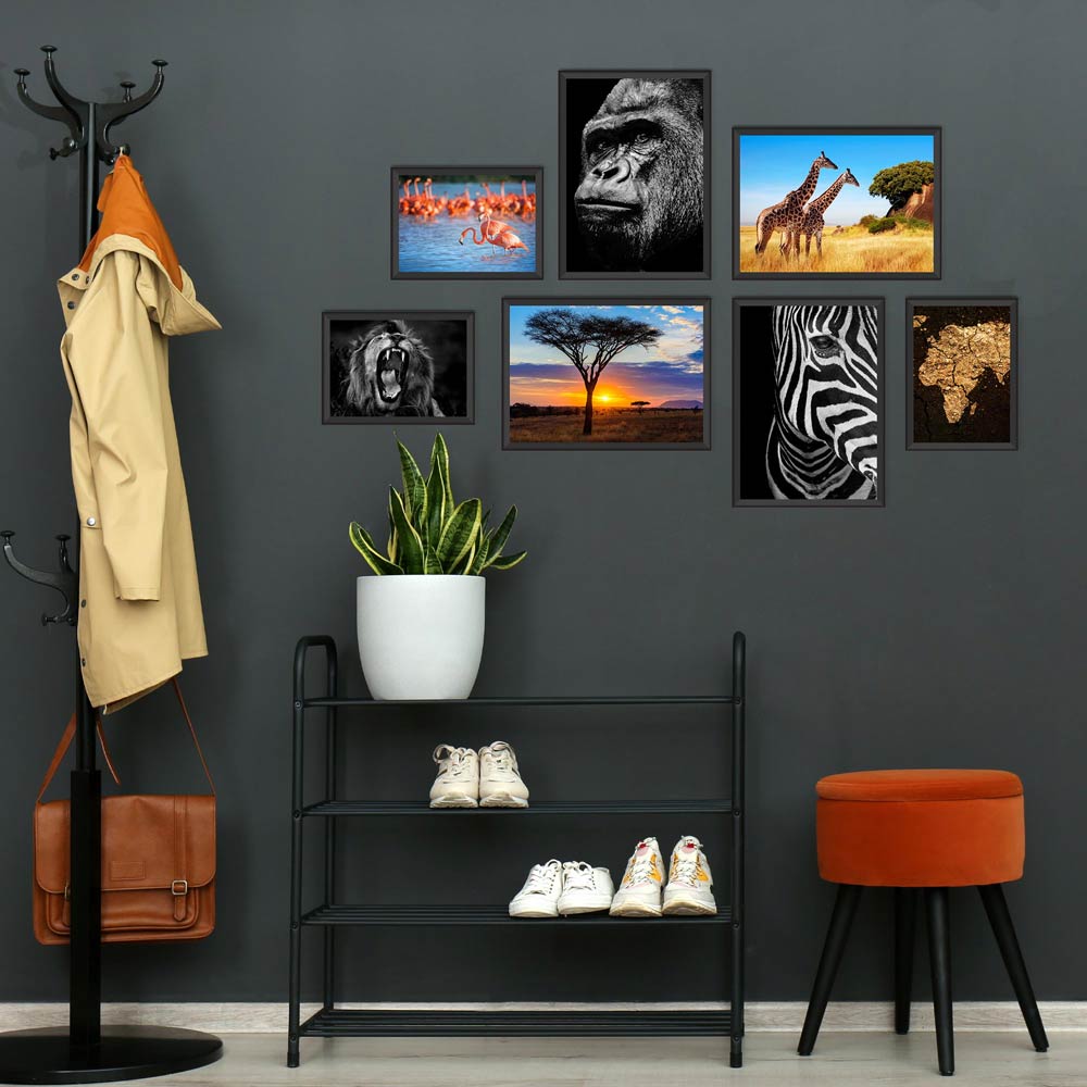 Poster-Set "Afrika" Vorderseite im Flur an einer grauen Wand aufgehangen.