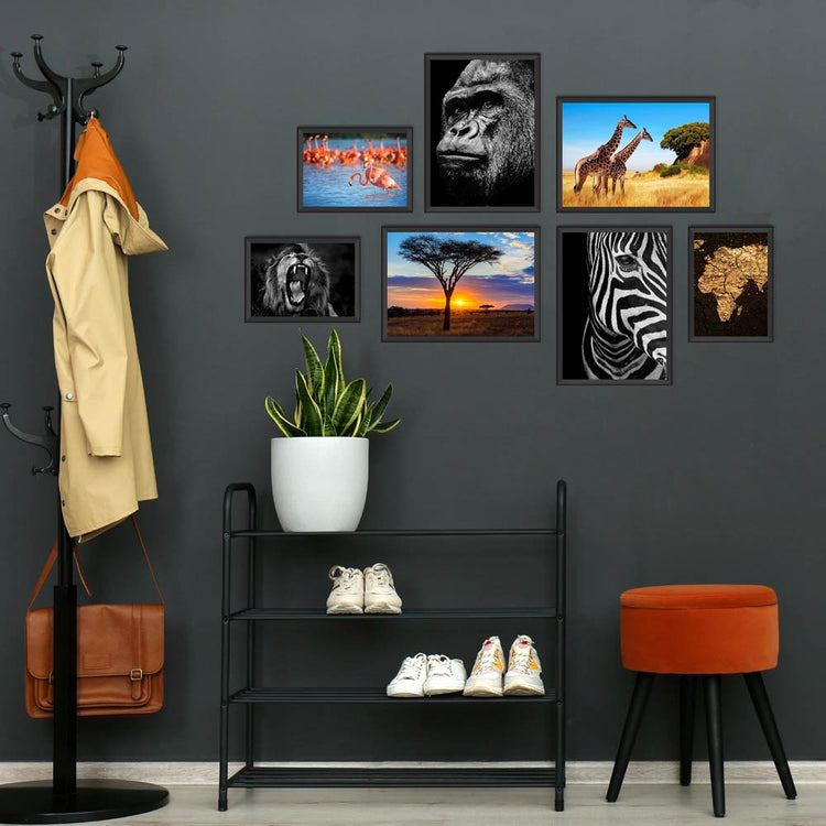Poster-Set "Afrika" Vorderseite im Flur an einer grauen Wand aufgehangen.