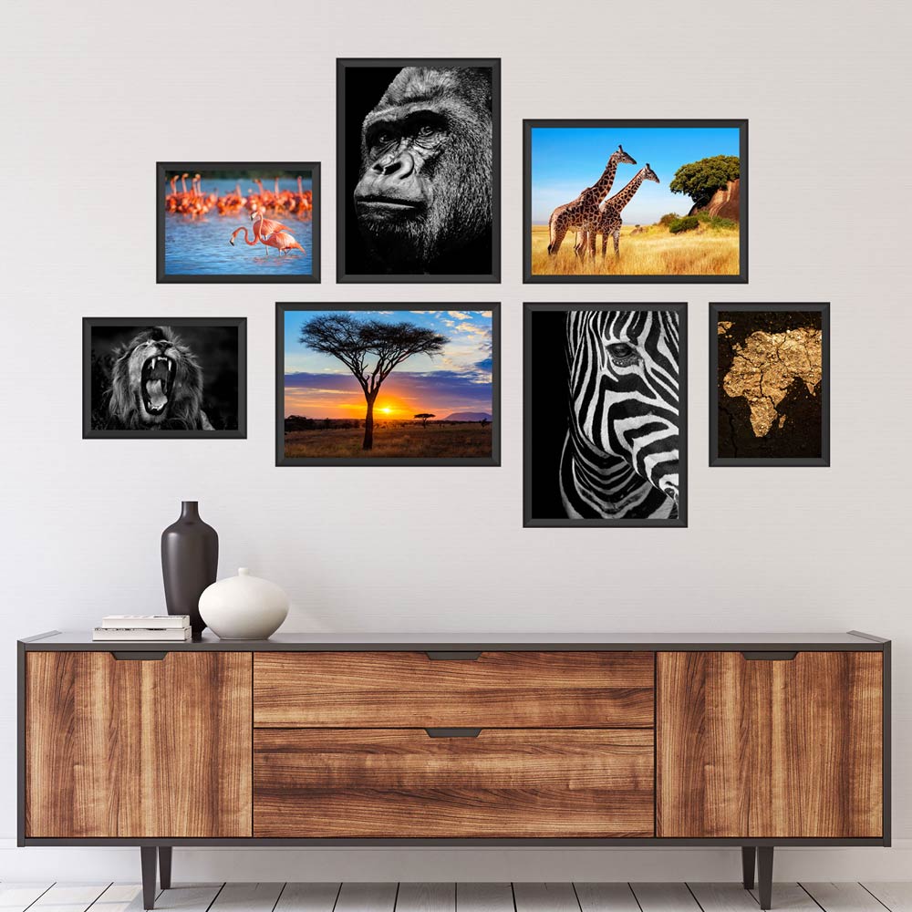 Poster-Set "Afrika" Vorderseite über moderner Kommode.
