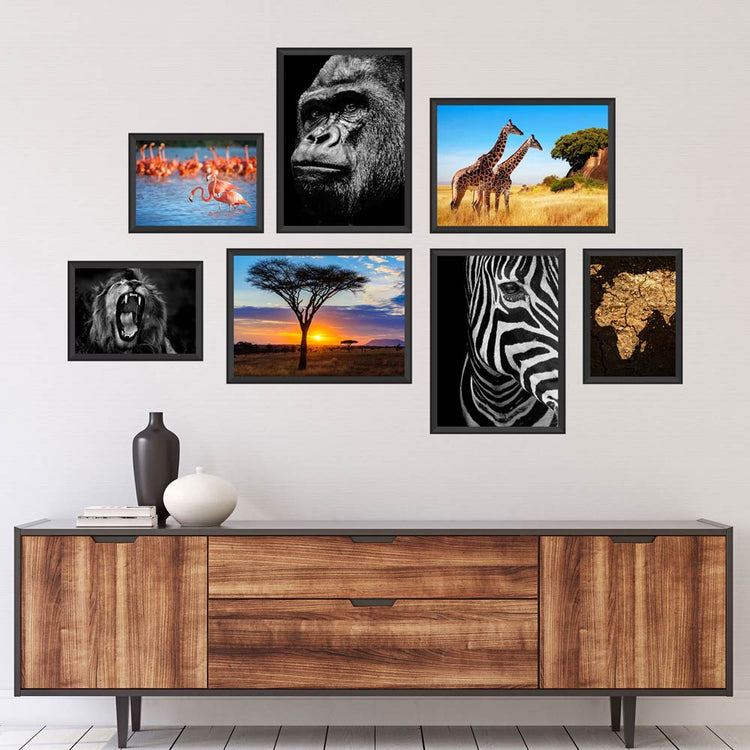 Poster-Set "Afrika" Vorderseite über moderner Kommode.