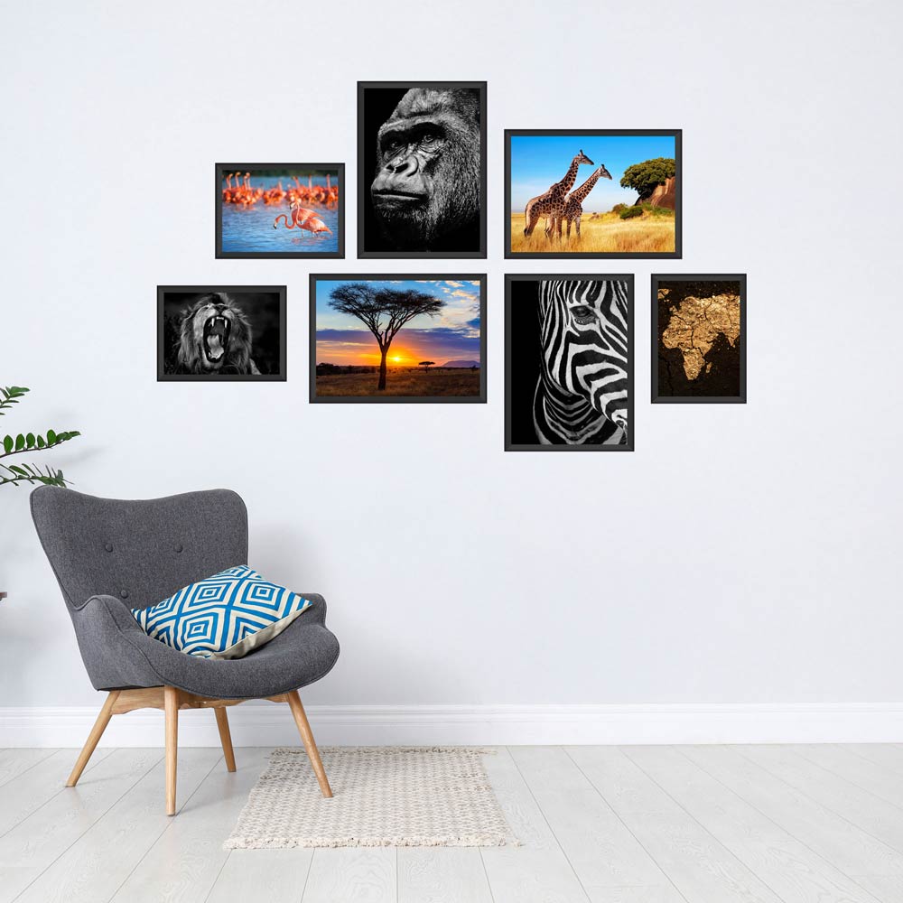 Poster-Set "Afrika" Vorderseite an einer Wand als Beispiel in einer Leseecke mit einem grauen Sessel.