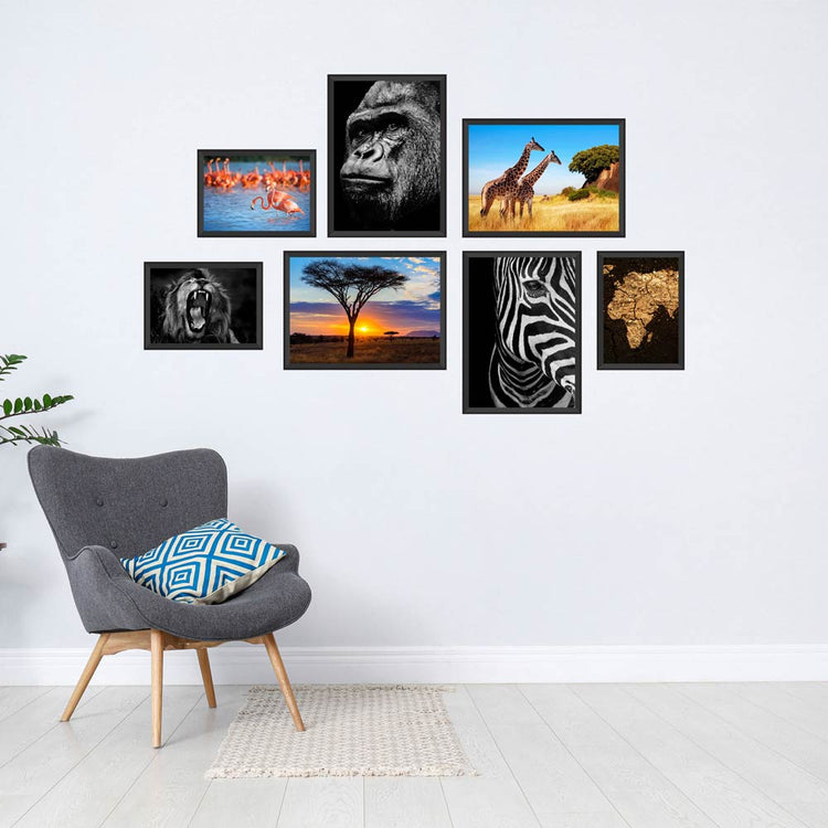 Poster-Set "Afrika" Vorderseite an einer Wand als Beispiel in einer Leseecke mit einem grauen Sessel.
