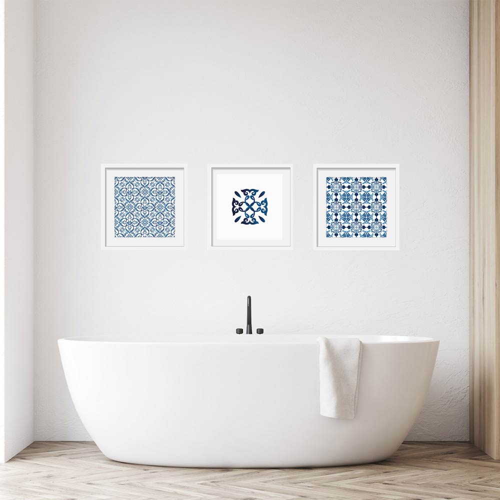 Elegantes Wandbilder-Set mit blauen und weißen Fliesenmustern über einer Badewanne. Perfekt als stilvolle Wanddekoration im Badezimmer