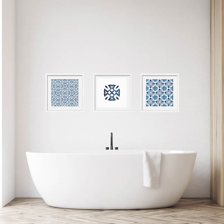 Elegantes Wandbilder-Set mit blauen und weißen Fliesenmustern über einer Badewanne. Perfekt als stilvolle Wanddekoration im Badezimmer