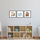Drei stilvolle Kinderzimmer-Drucke mit einem Fuchs, einem Bären und einem inspirierenden "Be Brave"-Spruch in einem modernen Raum.