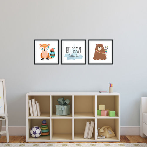 Drei stilvolle Kinderzimmer-Drucke mit einem Fuchs, einem Bären und einem inspirierenden "Be Brave"-Spruch in einem modernen Raum.