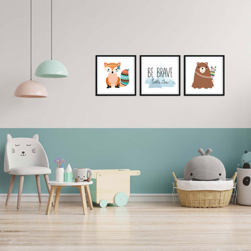 Niedliche Kinderzimmer-Dekoration mit einem Fuchs, einem Bären und einem "Be Brave"-Schriftzug in stilvollen Rahmen an der Wand.