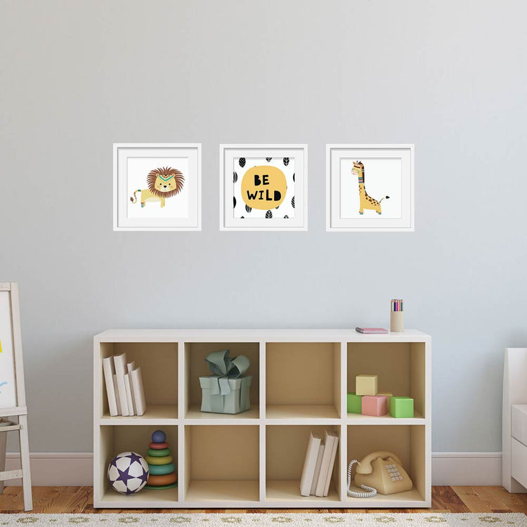 Kinderzimmer-Bilder-Set mit Löwe, Giraffe und Be Wild-Schriftzug. Stilvolle Wanddekoration für ein modernes und fröhliches Kinderzimmer.