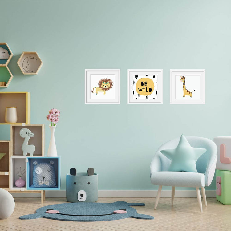 Niedliches Wandbilder-Set für das Kinderzimmer mit Löwen-, Giraffen- und Be Wild-Motiv. Perfekte Dekoration für eine spielerische und gemütliche Atmosphäre.