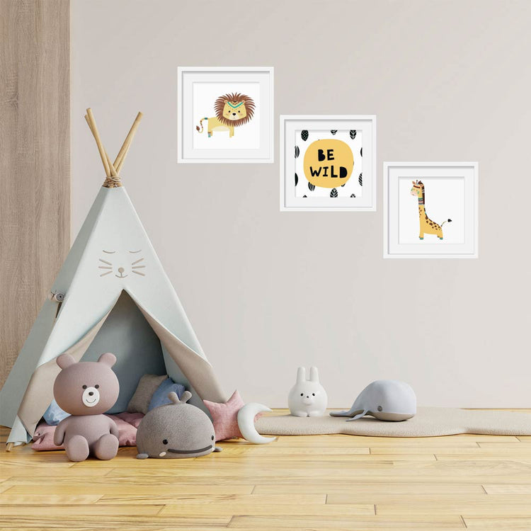 Dreiteiliges Wandbilder-Set für das Kinderzimmer mit Löwen-, Giraffen- und Be Wild-Motiv. Perfekt für eine verspielte und liebevolle Raumgestaltung.