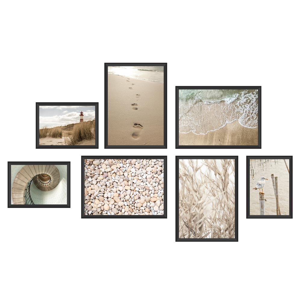 Poster-Set "Ostsee Natur". Hauptansicht der Rückseite als Beispiel im schwarzen Rahmen angeordnet. Die Fotos sind in beigen Tönen mit Landschaftsmotiven der Ostsee, wie Strand, Möve und Leuchtturm.