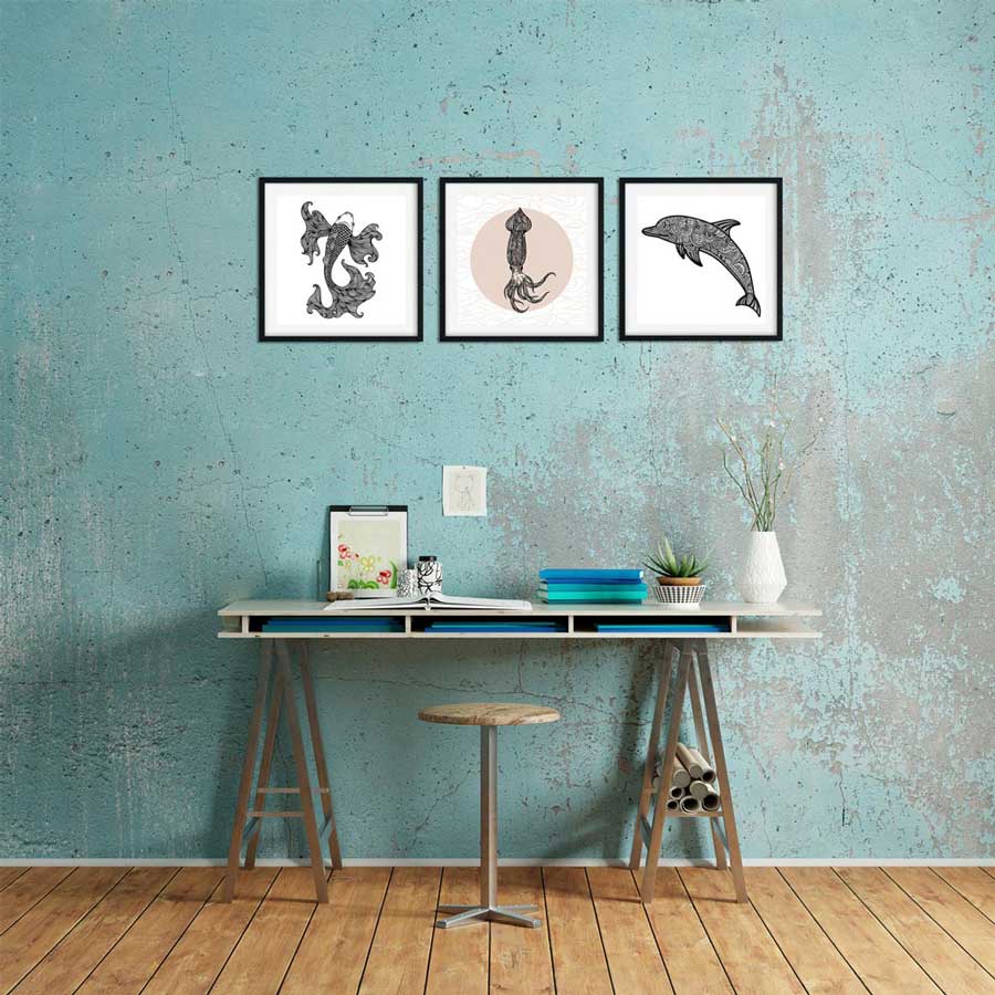 Drei Wandbilder mit Illustrationen von einem Koi-Fisch, einem Tintenfisch und einem Delfin, stilvoll eingerahmt und an einer Wand in einem modernen Arbeitsbereich montiert.